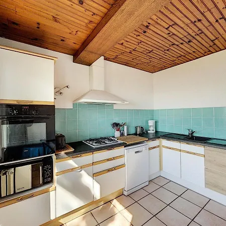 En Front De Avec Acces Direct, Jardin Clos, Et Parking A Proximite Des Commerces - Fr-1-361-488 * ז'ולוביל-לה-פאן