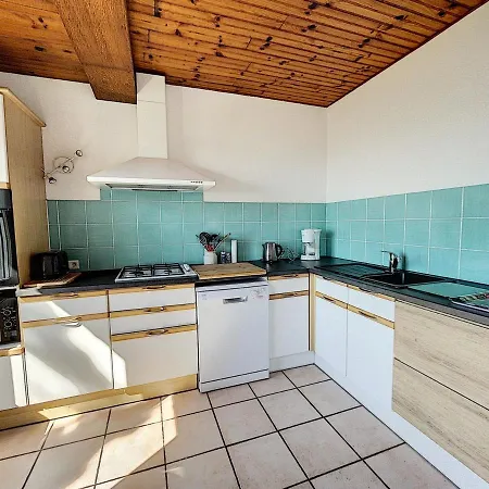 En Front De Avec Acces Direct, Jardin Clos, Et Parking A Proximite Des Commerces - Fr-1-361-488 * ז'ולוביל-לה-פאן