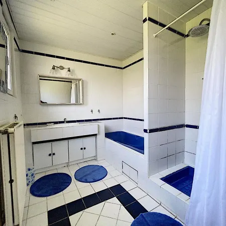 En Front De Avec Acces Direct, Jardin Clos, Et Parking A Proximite Des Commerces - Fr-1-361-488 *