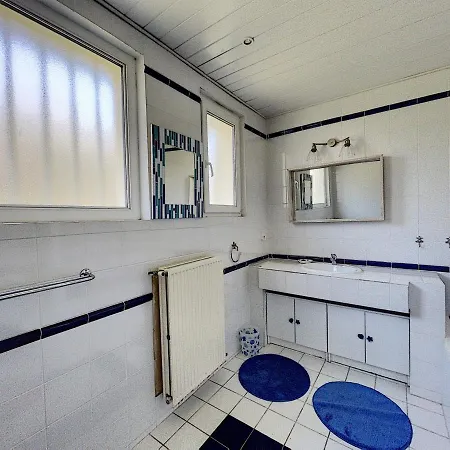 En Front De Avec Acces Direct, Jardin Clos, Et Parking A Proximite Des Commerces - Fr-1-361-488